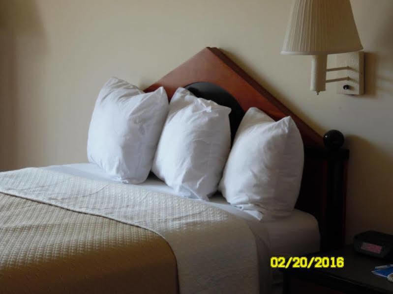 Rodeway Inn & Suites Greensboro Southeast Exterior foto