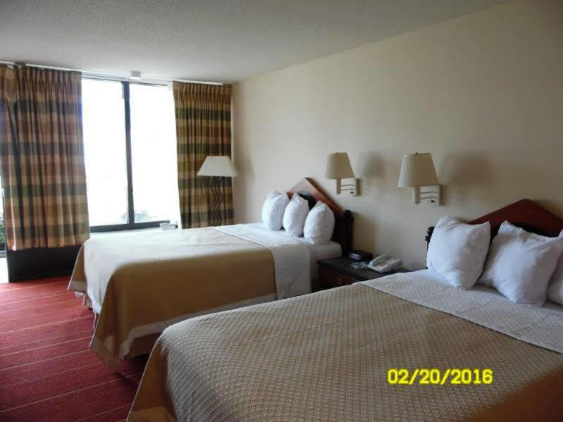 Rodeway Inn & Suites Greensboro Southeast Exterior foto